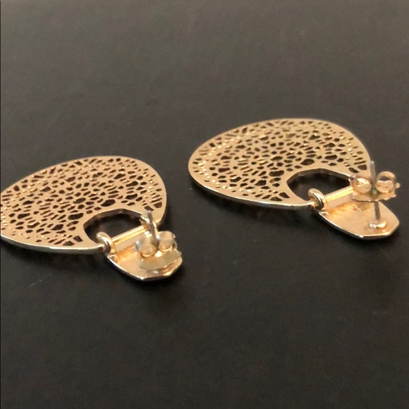 GOLDTONE MODERN DESIGN DANGLING EARRINGS - Picture 6 of 11